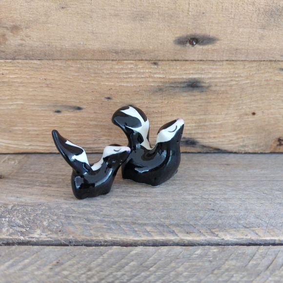 Vintage 1950s Mommy Skunk and Baby Salt and Pepper Shakers By Hagen Renaker - Picture 4 of 11
